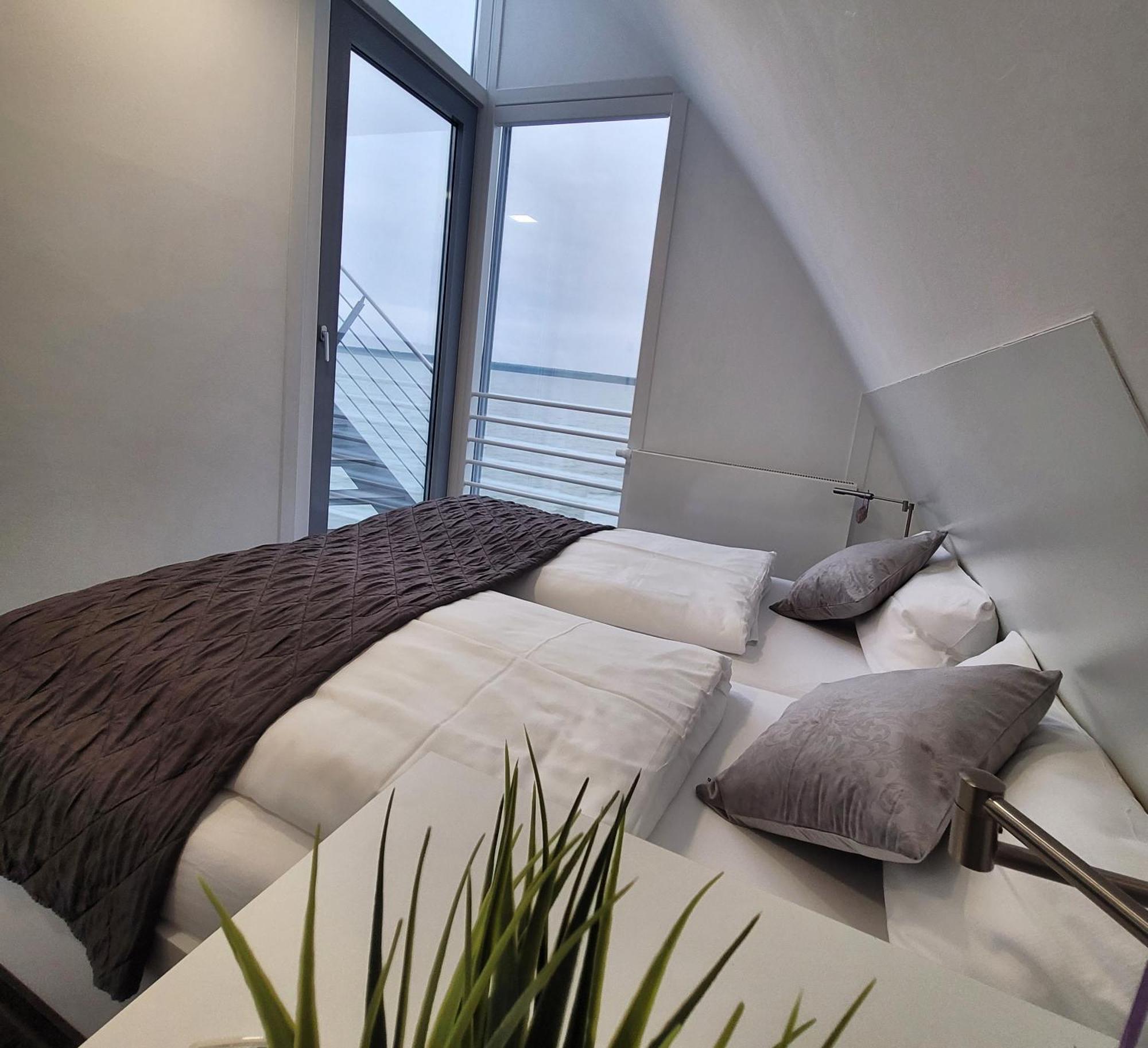 Schwimmendes Ferienhaus Sky Elsterheide Buitenkant foto